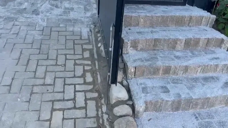 Kamienna opaska i przejście przy schodach