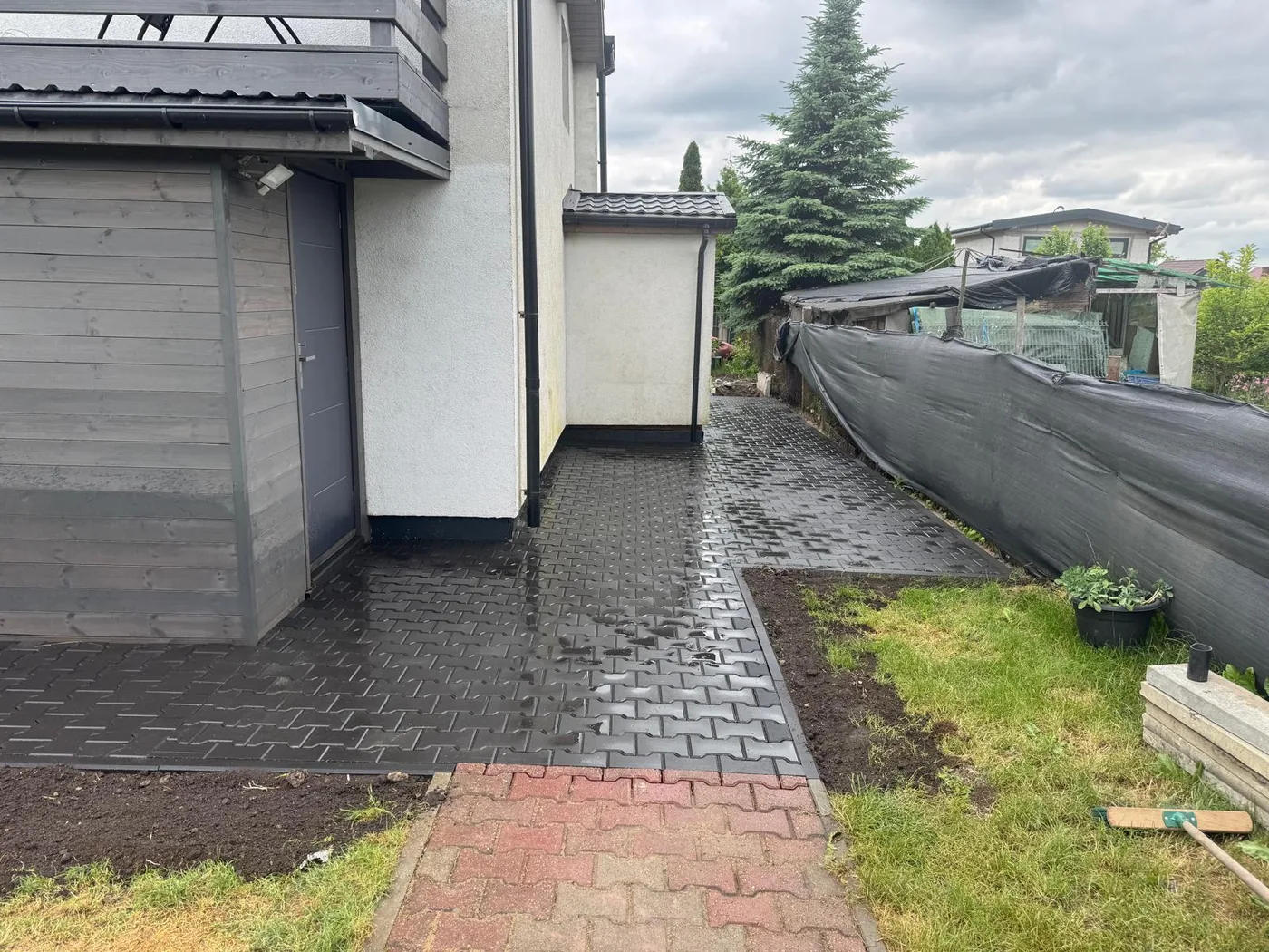 Opaska z kostki antracytowej po realizacji