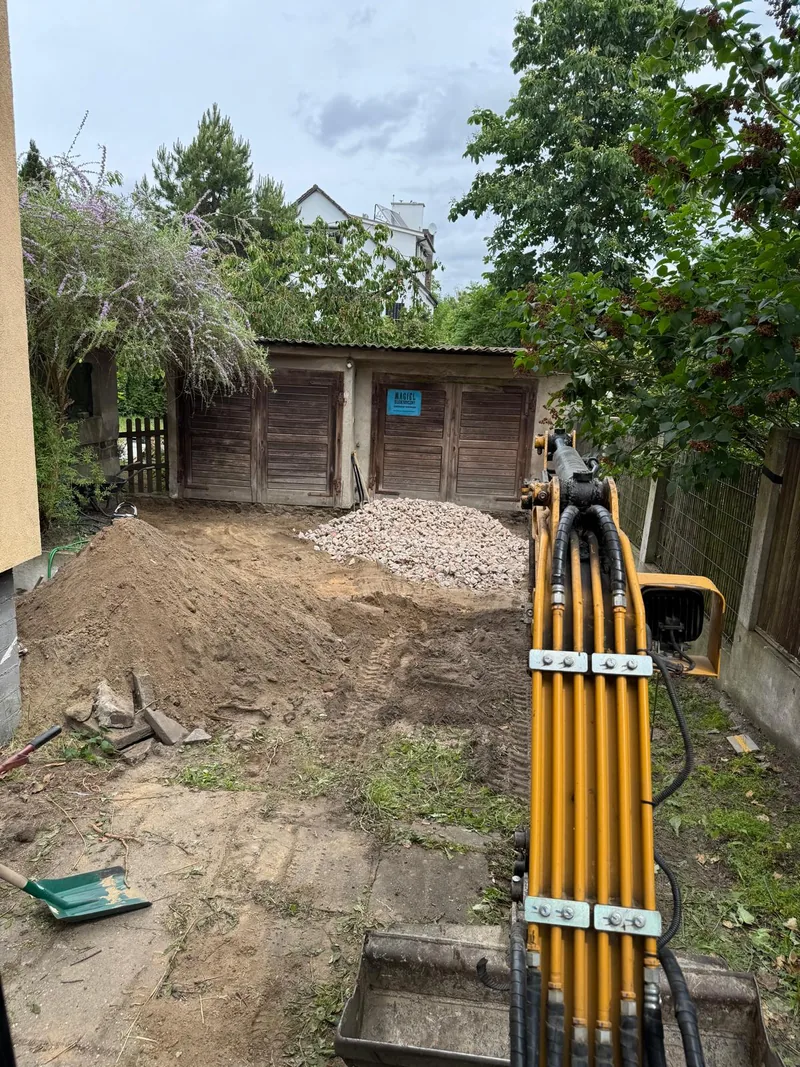 Wykop pod podjazd wykonany minikoparką