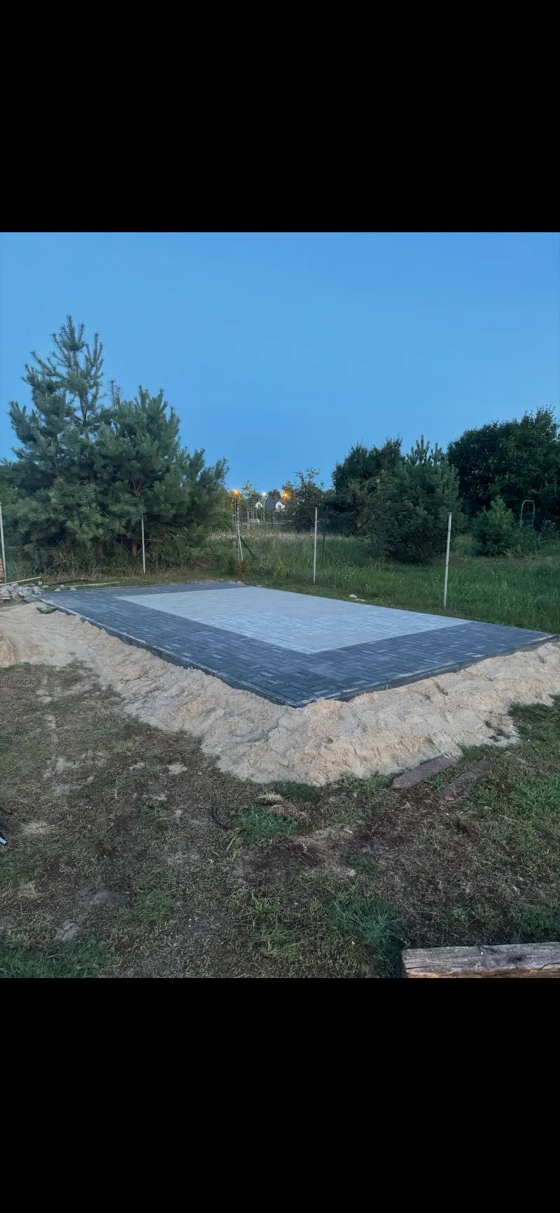 Plac przy wjeździe do domu