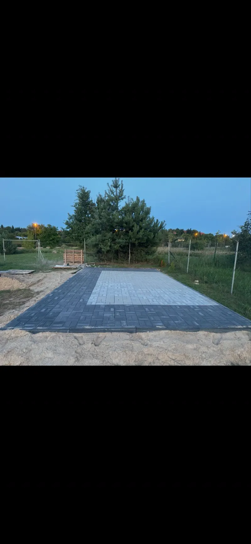 Plac z kostki, równe fugi