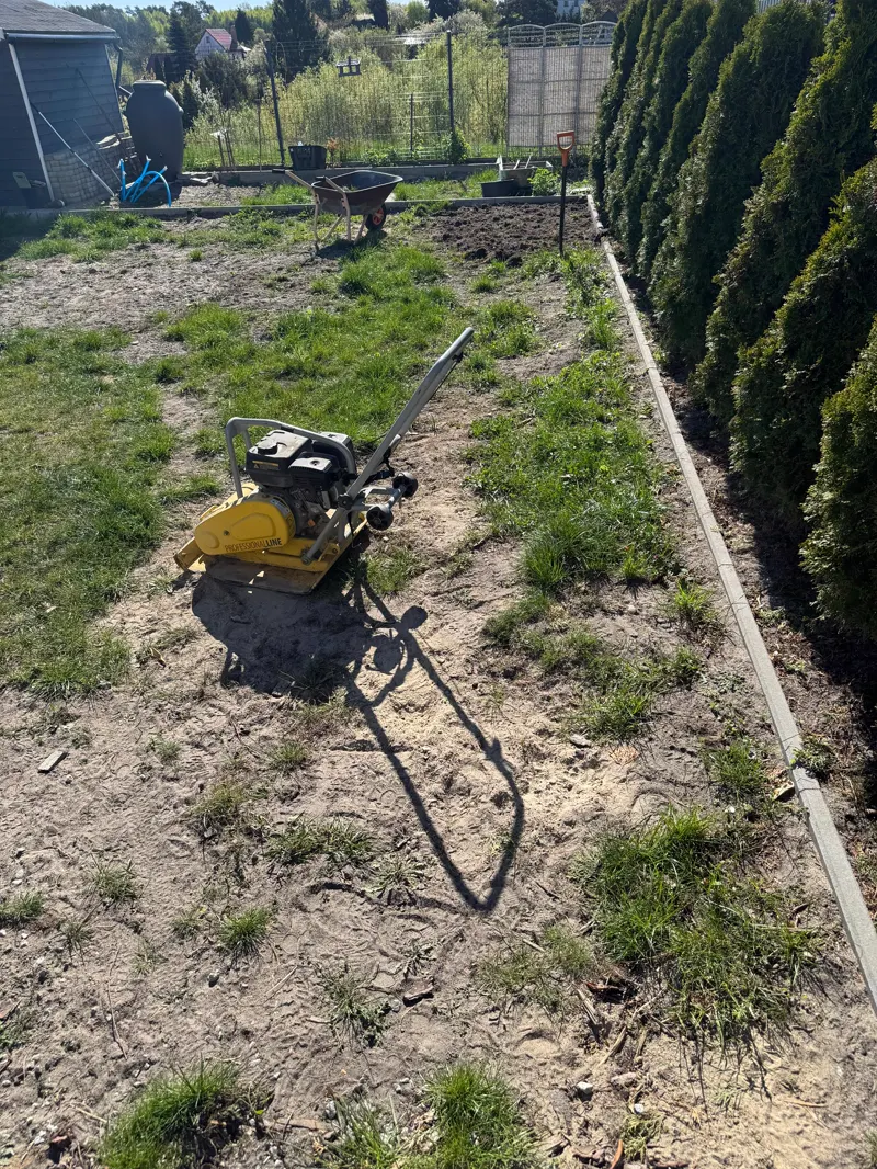 Początek prac nad trawnikiem