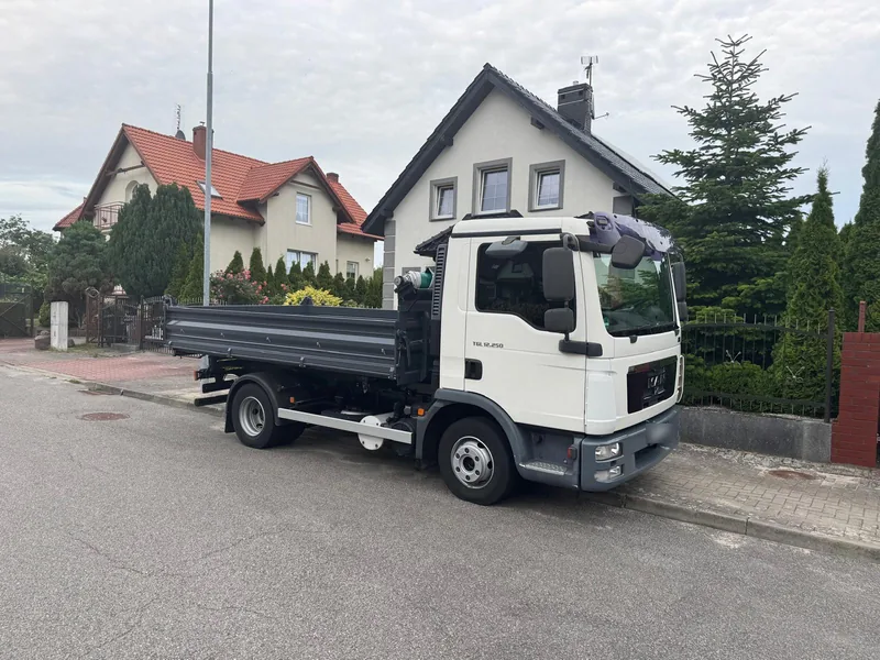 Wywrotka MAN z wywrotem trójstronnym — transport własny BrukoGród