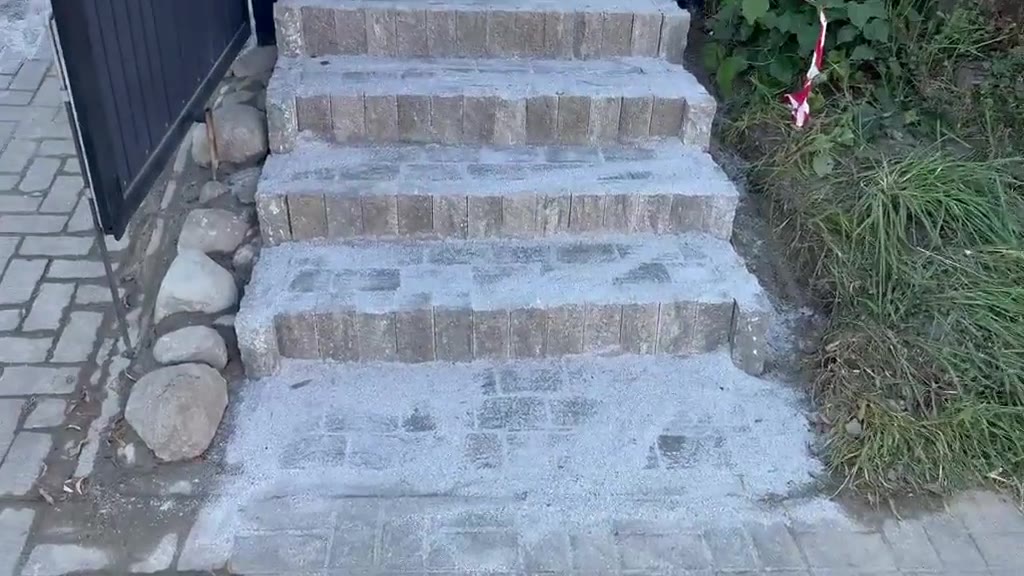 Dziedziniec z kostki melanżowej ze schodami i odwodnieniem — film z realizacji